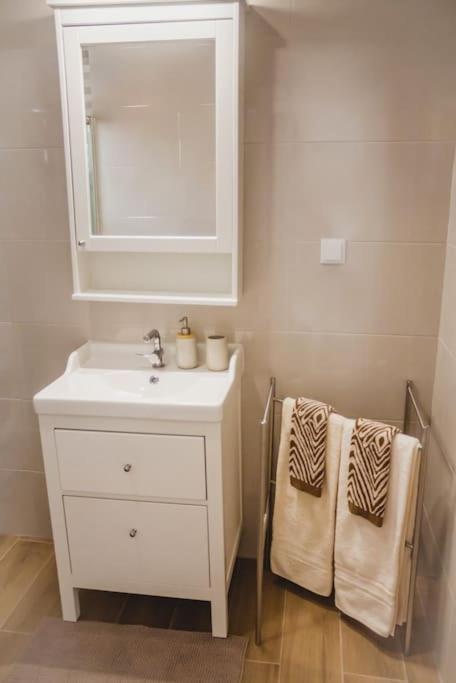Lovely & Bright Renovated Apt. W/ Balcony In Lagos Exterior photo